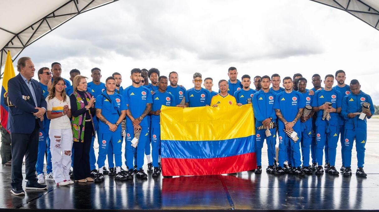 PETRO ENTREGA LA BANDERA DE COLOMBIA A LA SELECCIÓN Y LES DESEA ÉXITO EN EL MUNDIAL 2026